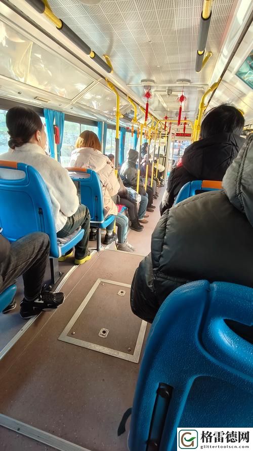 遇到老师座椅太紧导致拔不出来，网友评价：搞笑又无奈的校园奇遇