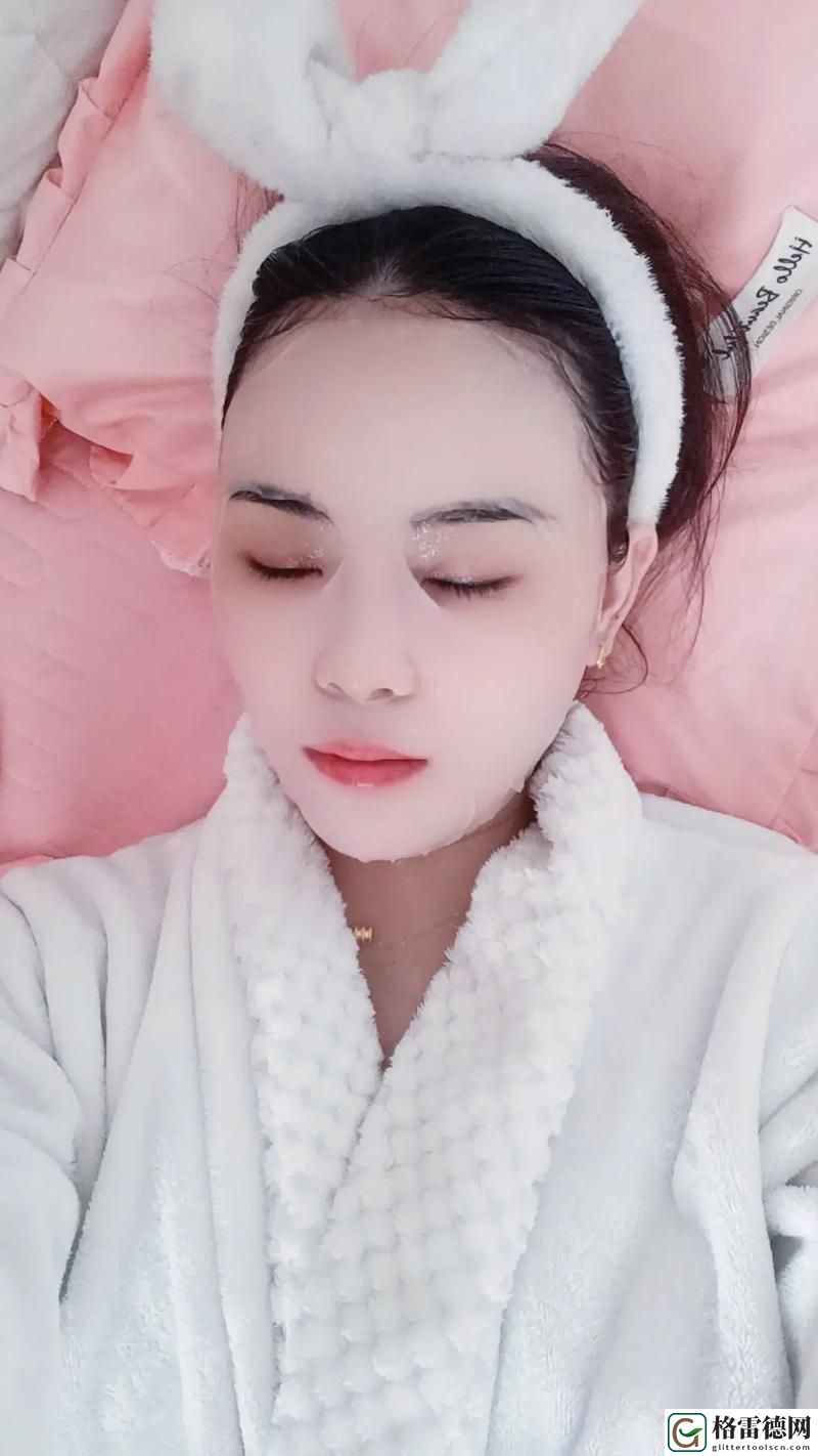 一个在上吃，一个在下面敷面膜免费，粉丝表示：幸福就是这样简单！