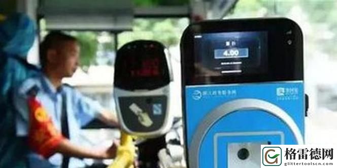 穿行城市的旅程——公交一晃一晃就进去了