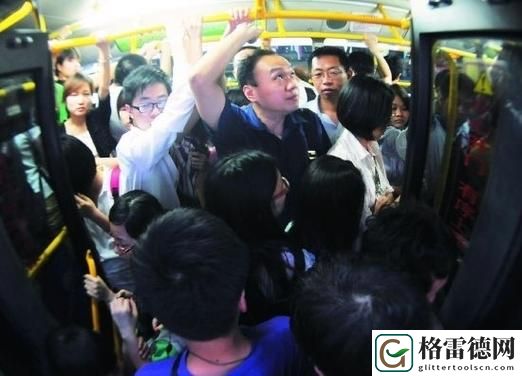  城市交通的缩影——“公交一晃一晃就进去了”