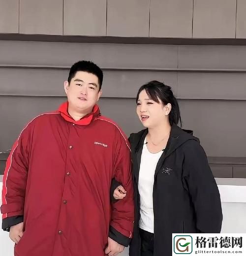 温馨午后，老赵抱着儿媳在厨房做饭的幸福瞬间