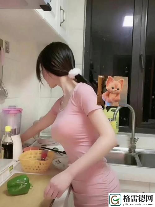  温馨的瞬间：老赵抱着陈婷在厨房做饭