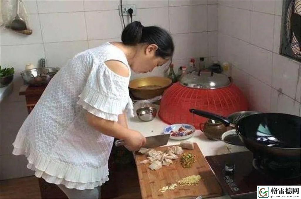 老赵抱着儿媳在厨房做饭，网友评价：家常温暖联结了三代人的情感