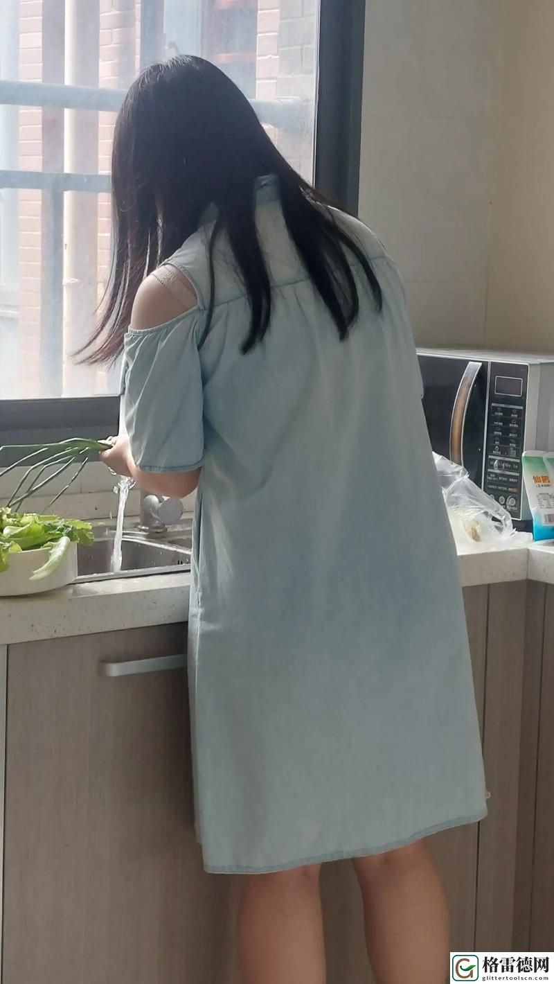  中午妈妈在厨房做饭10分钟，温暖与美味的味道交融