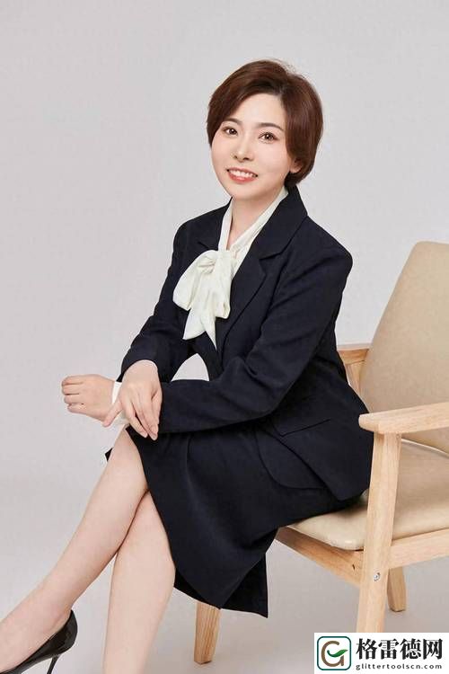 年轻女保险销售员5，网友评价：年轻的职场新星，用热情点燃梦想