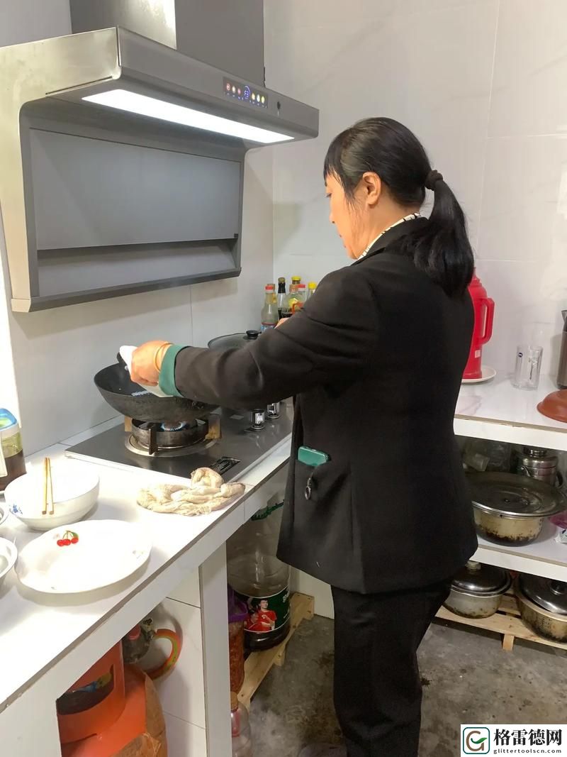 中午妈妈在厨房做饭，网友表示：家的味道最温暖