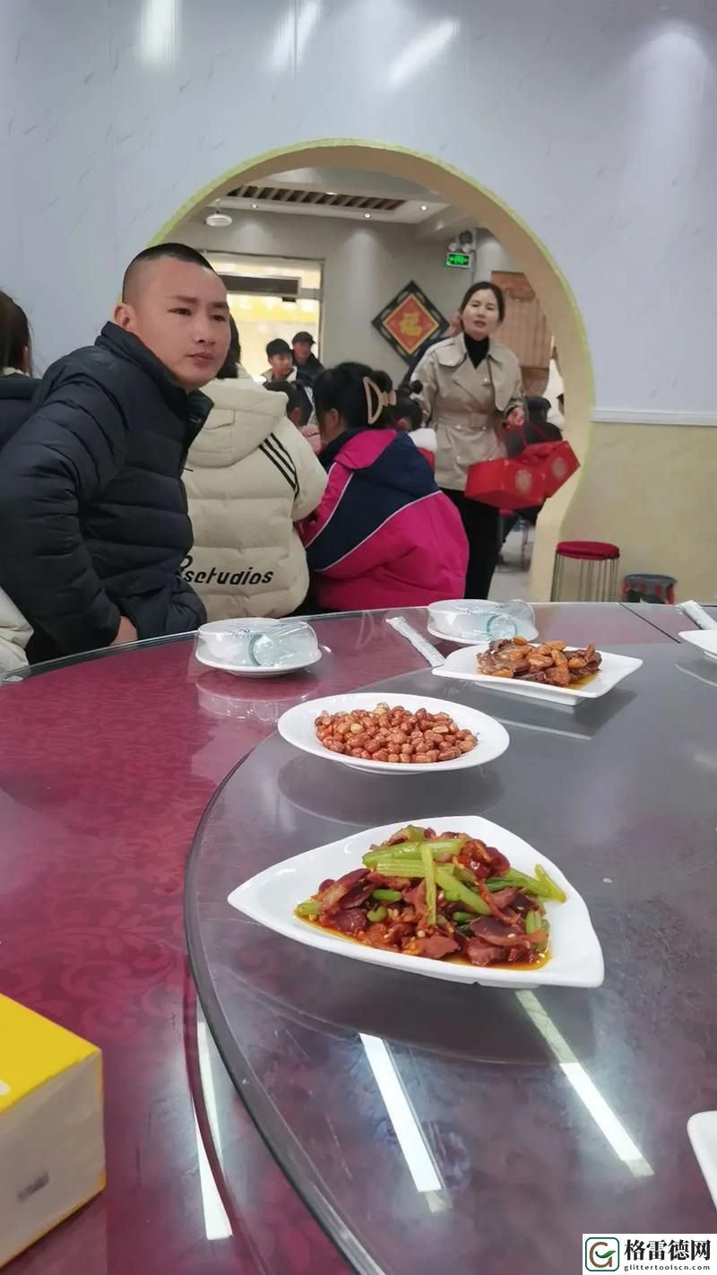 82岁老人找20多岁小伙子，引发社会热议的跨代友谊