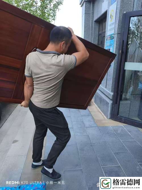  新搬家工人当着老公的面惊人，背后的故事让人感动