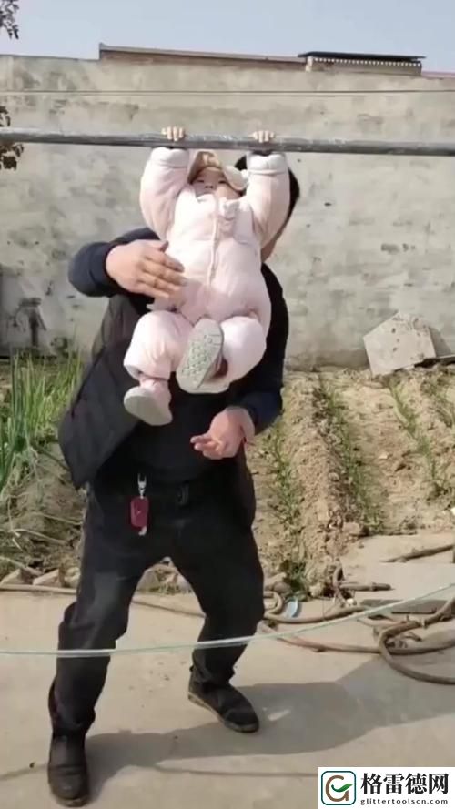 温馨时刻：爸爸爬上女儿的肚皮，玩乐亲子时光