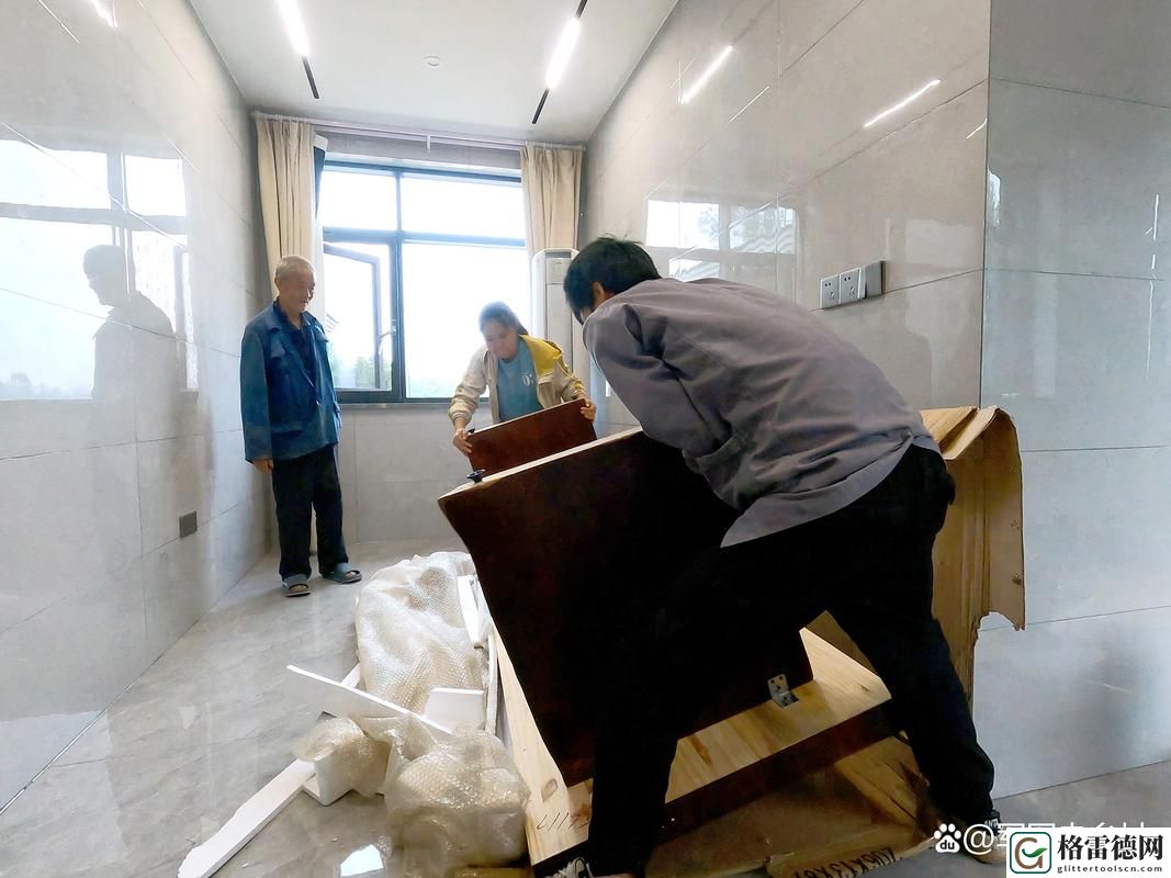 几个装修工人把我压在茶几免费不花钱，网友：这真是个奇迹！